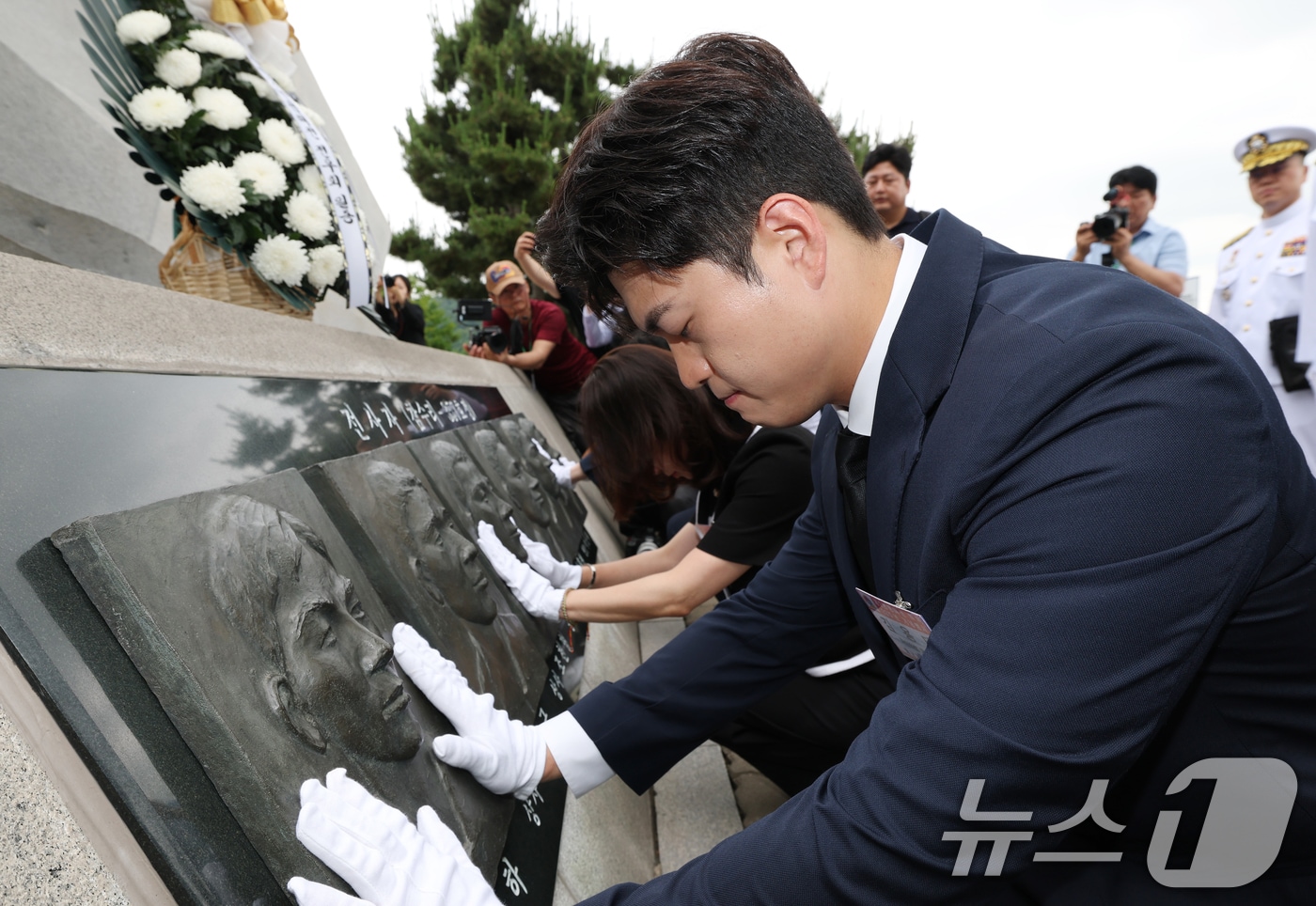 김용태 국민의힘 비상대책위원장이 29일 경기 평택시 해군 제2함대사령부에서 열린 제2연평해전 승전 23주년 기념행사에서 해전 영웅들의 얼굴 부조상을 어루만지고 있다. 2025.6.29/뉴스1 ⓒ News1 김영운 기자