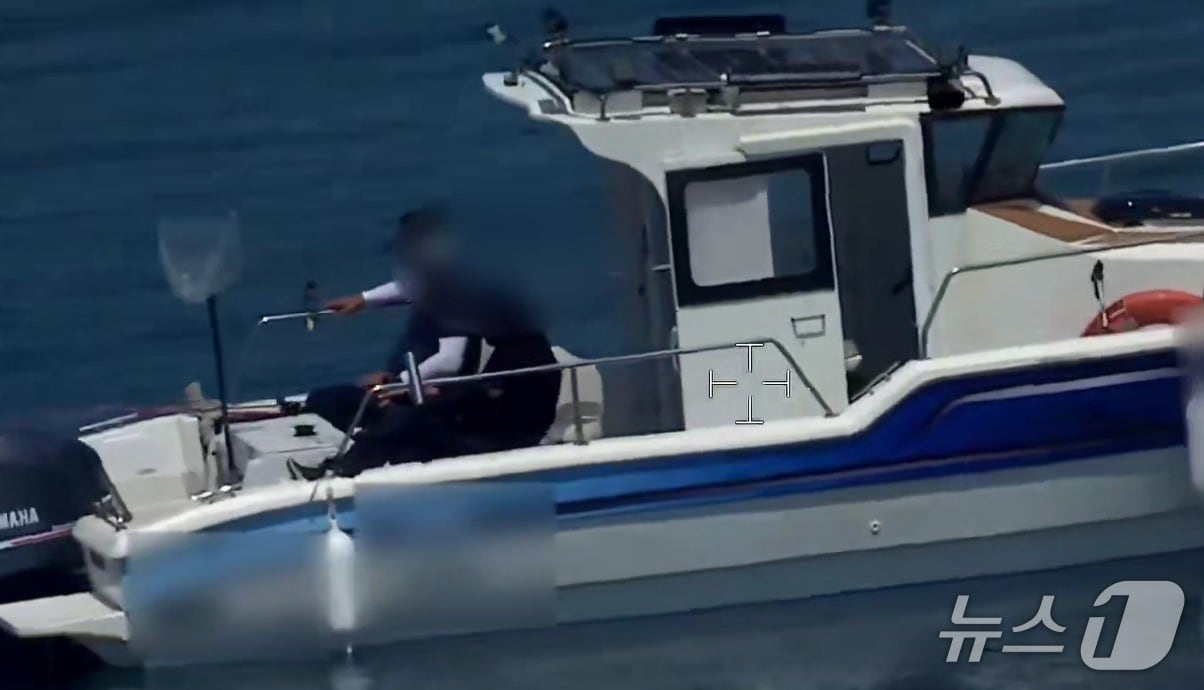 지난 28일 제주 해상에서 적발된 구명조끼 미착용 레저보트.(제주해양경찰서 제공. 재판매 및 DB 금지)