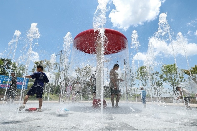 전북 전주시 송천동 한 공원을 찾은 시민들이 바닥분수에서 물놀이를 하며 더위를 식히고 있다. 2025.6.29/뉴스1 ⓒ News1 유경석 기자