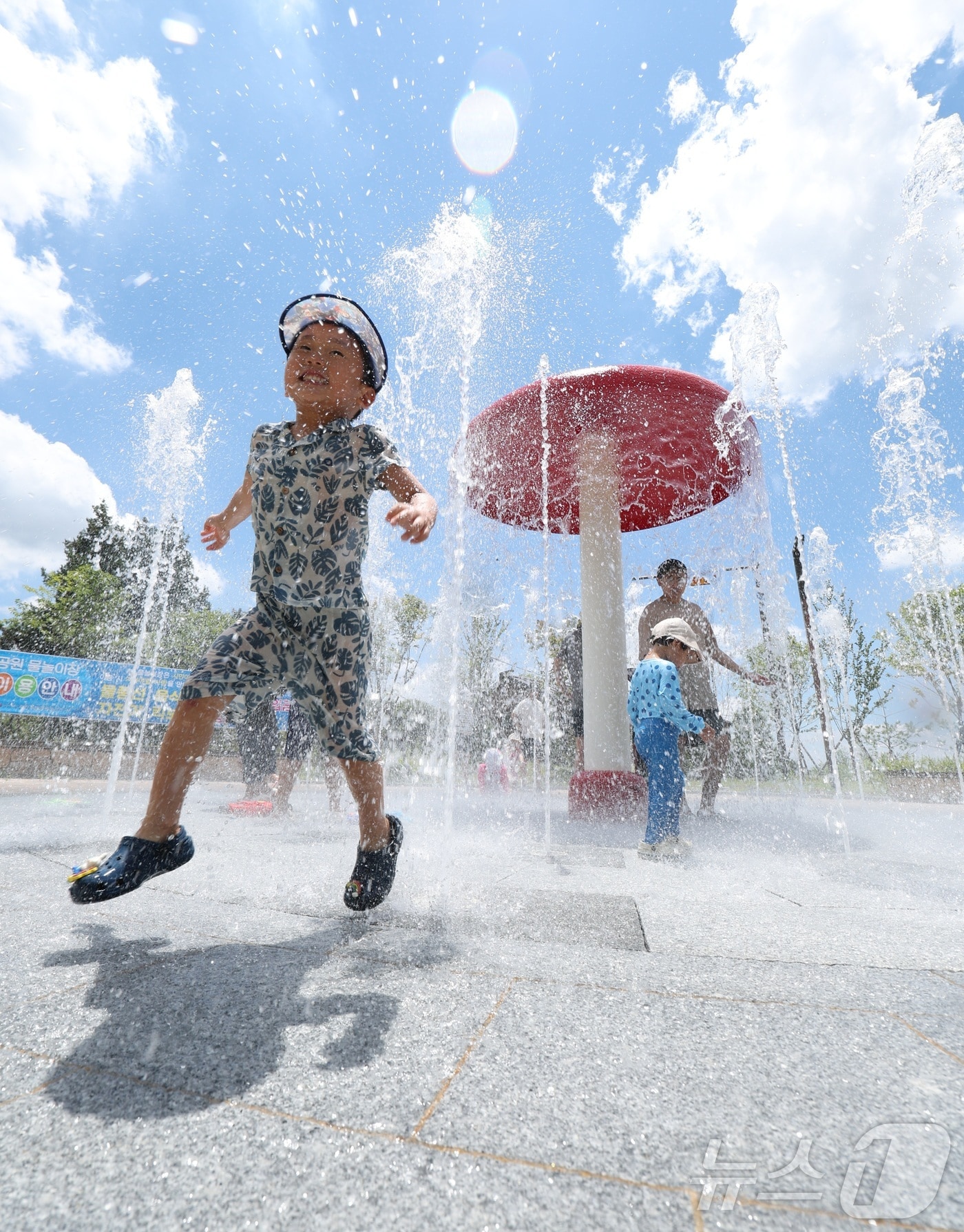 전북 전 지역에 폭염특보가 발효된 29일 전북 전주시 송천동 한 공원을 찾은 한 어린이가 바닥분수에서 물놀이를 하며 더위를 식히고 있다. 2025.6.29/뉴스1 ⓒ News1 유경석 기자