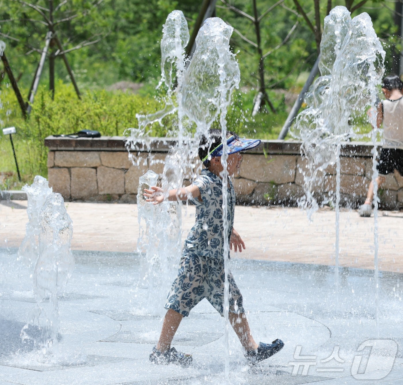 전북 전 지역에 폭염특보가 발효된 29일 전북 전주시 송천동 한 공원을 찾은 한 어린이가 바닥분수에서 물놀이를 하며 더위를 식히고 있다. 2025.6.29/뉴스1 ⓒ News1 유경석 기자