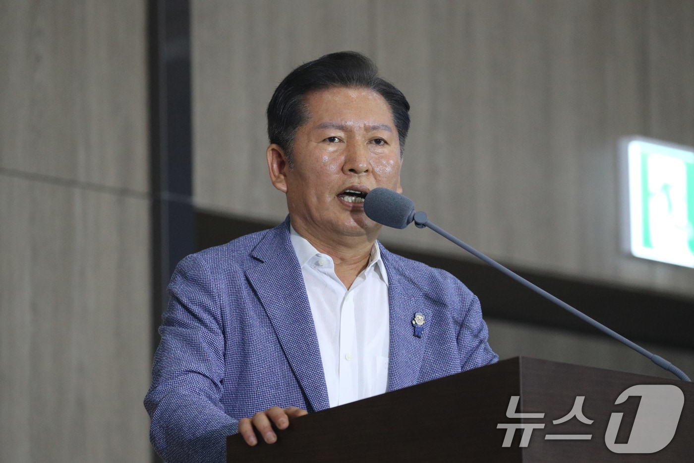 더불어민주당 당권에 도전하는 정청래 의원이 지난 29일 오후 충북 청주시 오송읍 오스코에서 열린 ‘더민주전국혁신회의 전국대회’에 참석해 정견 발표를 하고 있다. 2025.6.29/뉴스1 ⓒ News1 김용빈 기자