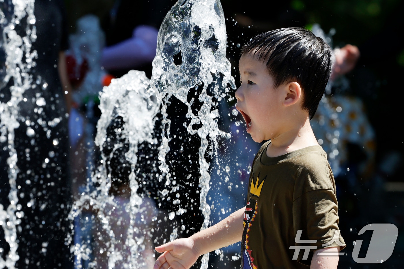 전남 일부 지역에 폭염경보가 발효된 지난 29일 오후 담양 죽녹원앞 바닥분수에서 어린이들이 물을 맞으며 더위를 식히고 있다. 2025.6.29/뉴스1 ⓒ News1 김태성 기자