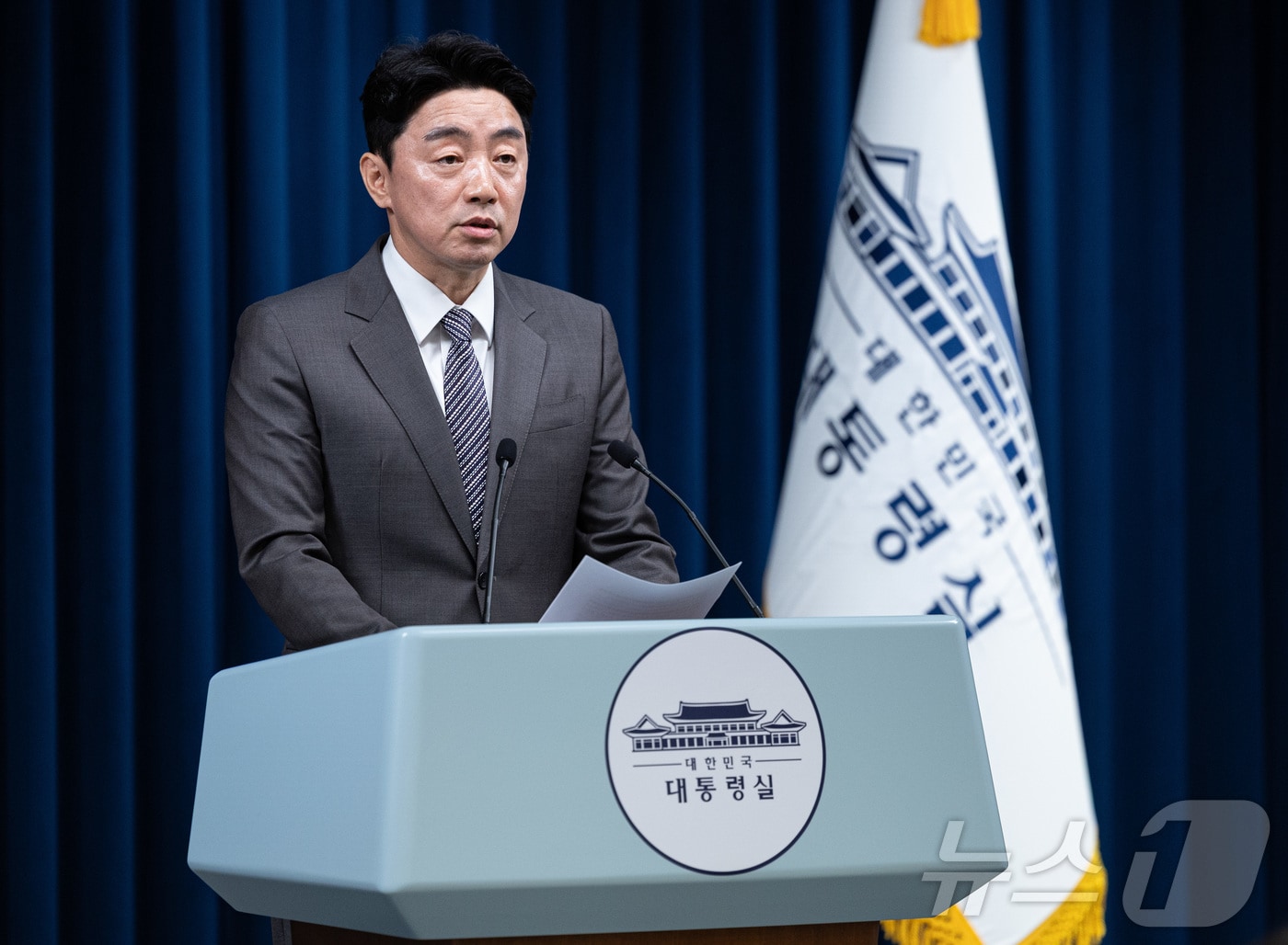 강훈식 대통령 비서실장이 29일 서울 용산구 대통령실 청사에서 기획재정부·교육부·산업통상자원부·법무부·행정안전부·보건복지부 등 6개 부처 장관 인사 관련 브리핑을 하고 있다. 초대 경제부총리 겸 기획재정부 장관 후보자로는 구윤철 전 국무조정실장이 임명됐다. 사회부총리 겸 교육부 장관에는 이진숙 전 충남대 총장이 발탁됐다. 초대 법무부 장관 후보자로는 5선의 정성호 더불어민주당 의원을 지명했다. 검찰 수사권 조정 과정에서 사법개혁을 뒷받침할 행안부 장관직에는 윤호중 민주당 의원이 발탁됐다. 산업통상자원부 장관 후보자에는 기재부 출신의 김정관 두산에너지빌리티 사장이 기용됐다. 복건복지부 장관 후보자로는 정은경 전 질병관리청장이 지명됐다. 2025.6.29/뉴스1 ⓒ News1 이재명 기자