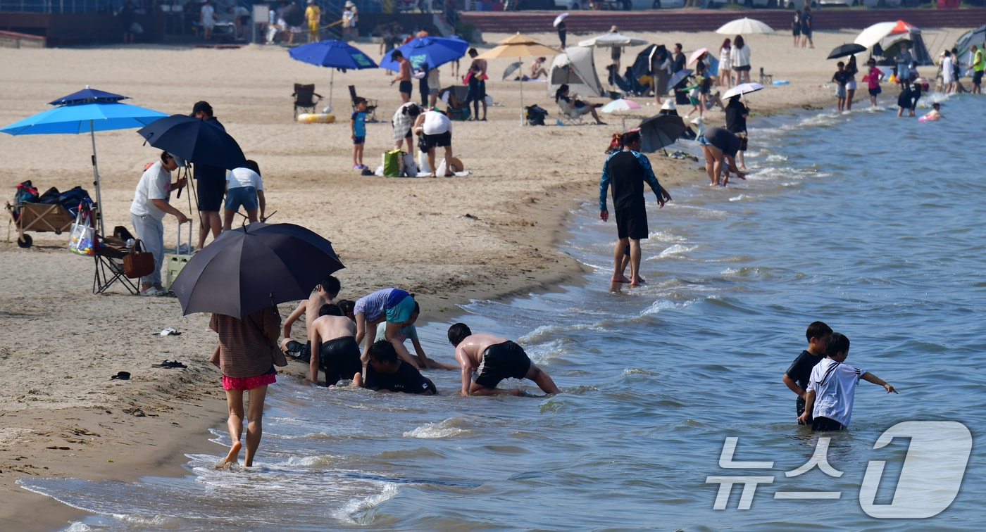 29일 경북 포항시 북구 영일대해수욕장에서 어린이들이 바다로 뛰어들어 더위를 식히고 있다. 2025.6.29/뉴스1 ⓒ News1 최창호 기자