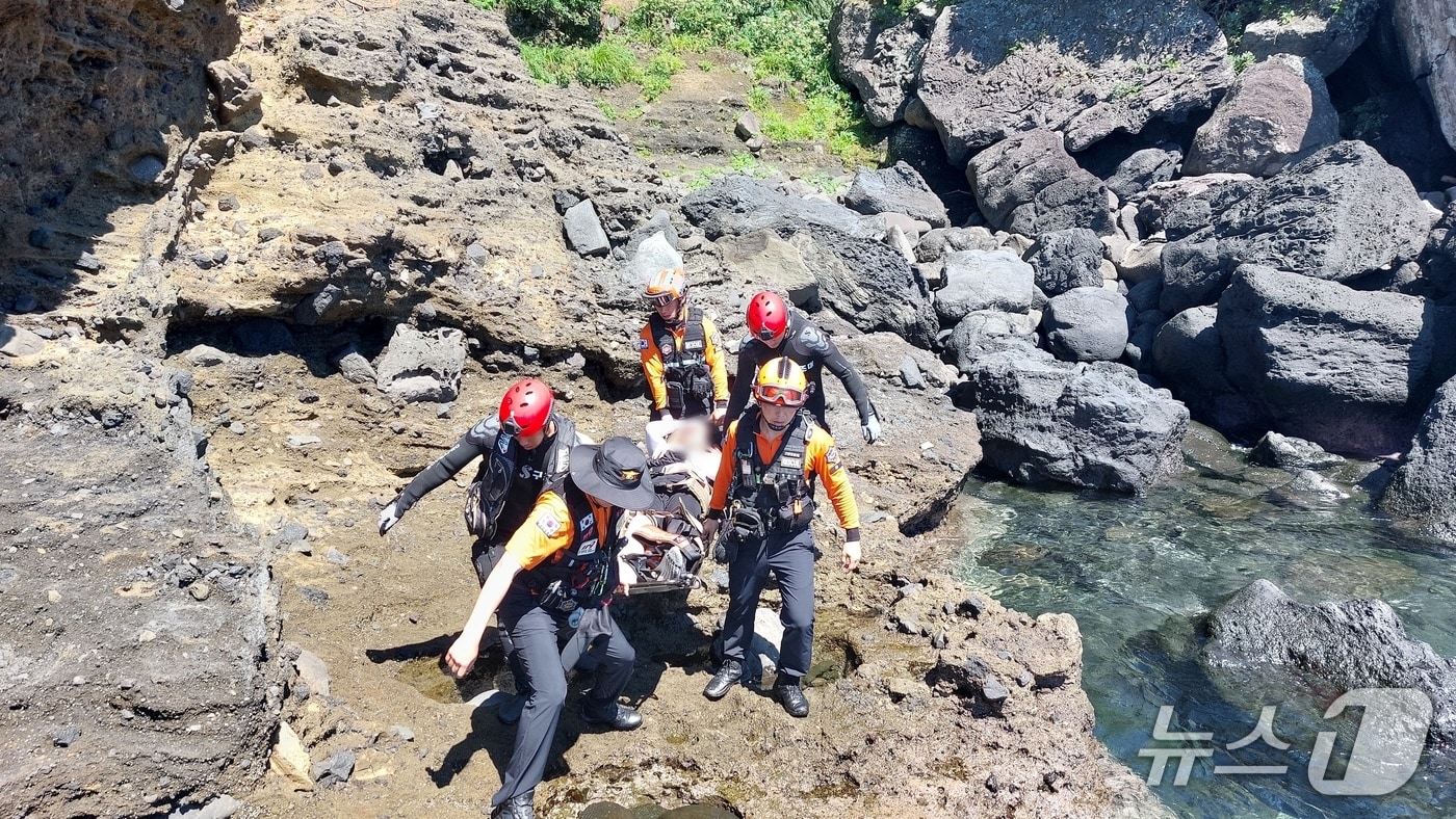 29일 오후 제주 서귀포시 서건도에서 낚시객이 낙상 사고를 당해 119구급대에 의해 구조되고 있다.(제주도소방안전본부 제공. 재판매 및 DB 금지)