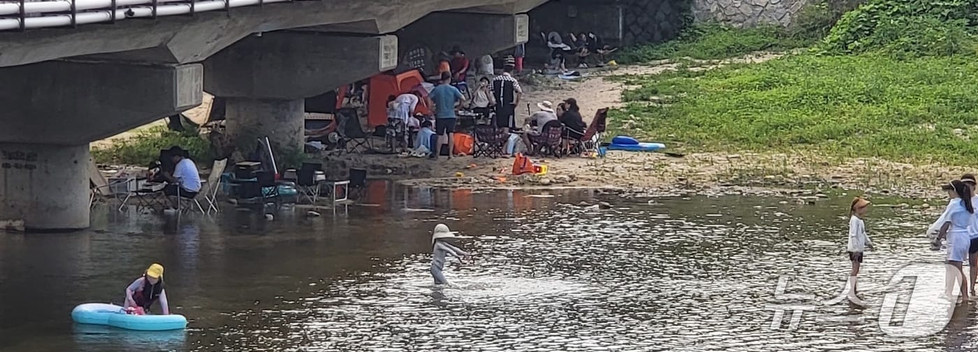 29일 오전 강원 주요지역에 폭염주의보가 내려진 가운데, 이날 낮 원주시 호처면 산현리 일리천 주변에 몰려든 관광객들의 모습. 2025.6.29/뉴스1 신관호 기자