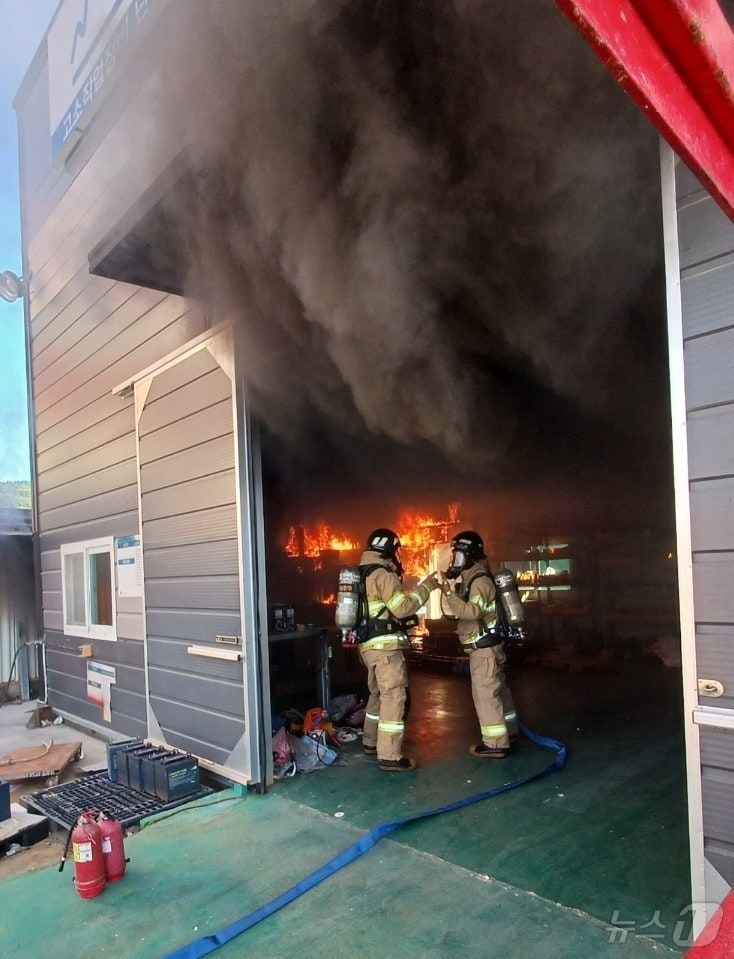 29일 오후 5시 52분쯤 전남 여수시 율촌면 수산동물 냉동품 제조업체 공장에서 불이 나 소방당국이 진화 작업을 벌이고 있다.(여수소방서 제공. 재판매 및 DB 금지)