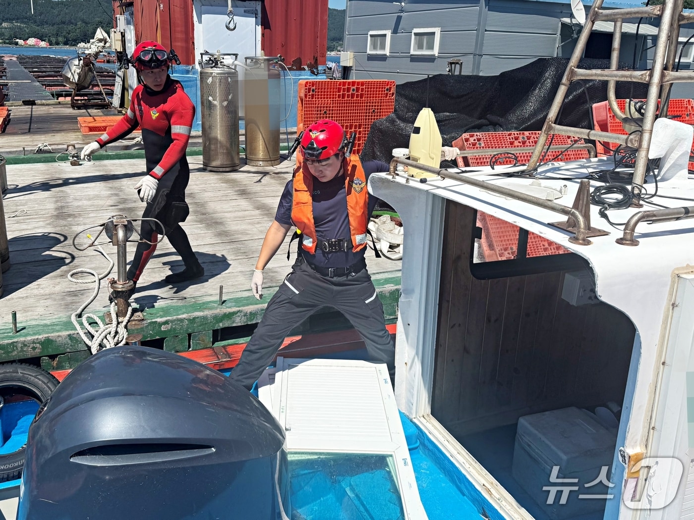 선박 관리를 하고 있는 해경.(통영해경 제공. 재판매 및 DB금지)
