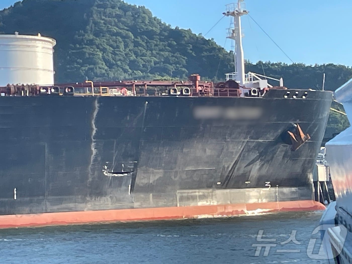 29일 오후 6시 8분쯤 전남 여수시 낙포부두 인근 해상에서 선박 간 충돌로 선체 외벽에 파공이 발생해 있다.&#40;여수해경 제공. 재판매 및 DB 금지&#41;
