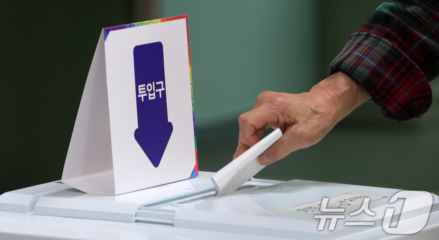 제21대 대통령 선거 투표일인 3일 전북 전주시 남중학교에 마련된 평화1동 제2투표소를 찾은 한 유권자가 투표를 하고 있다. 2025.6.3/뉴스1 ⓒ News1 유경석 기자