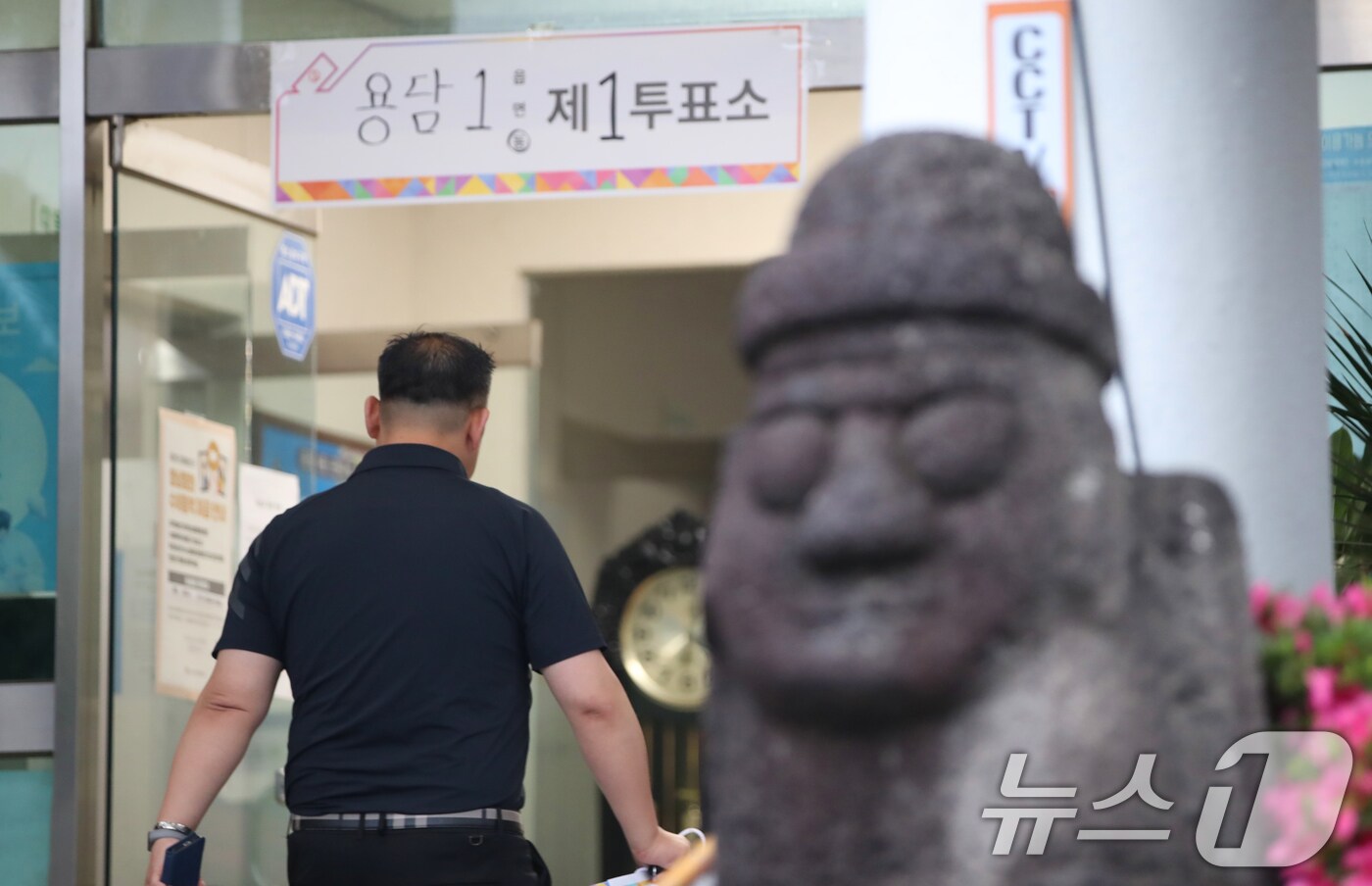 제21대 대통령 선거일인 3일 제주 용담1동 노인복지회관에 마련된 용담1동 제1투표소로 유권자가 들어서고 있다. 2025.6.3/뉴스1 ⓒ News1 오현지 기자