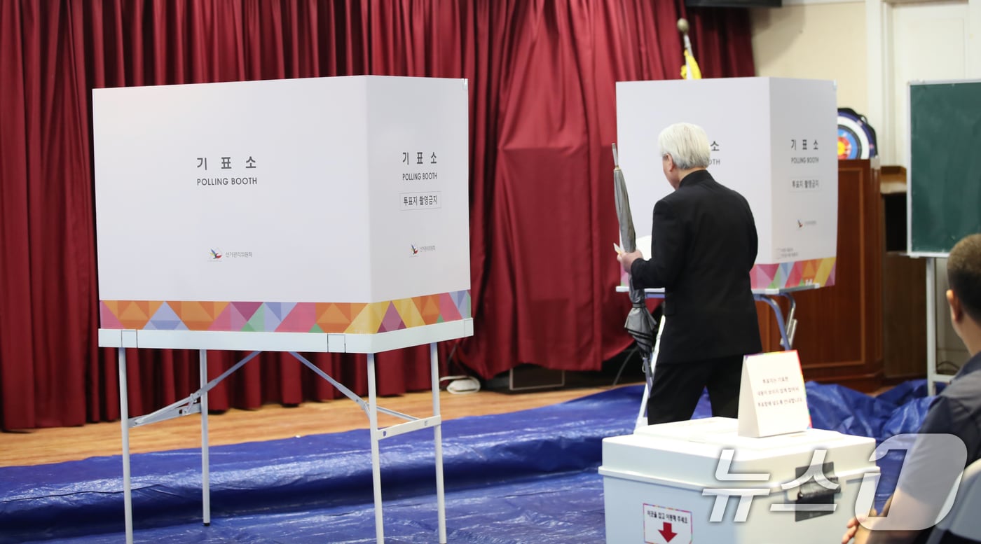 제21대 대통령 선거일인 3일 제주 용담1동 노인복지회관에 마련된 용담1동 제1투표소에서 유권자가 기표소로 들어서고 있다. 2025.6.3/뉴스1 ⓒ News1 오현지 기자