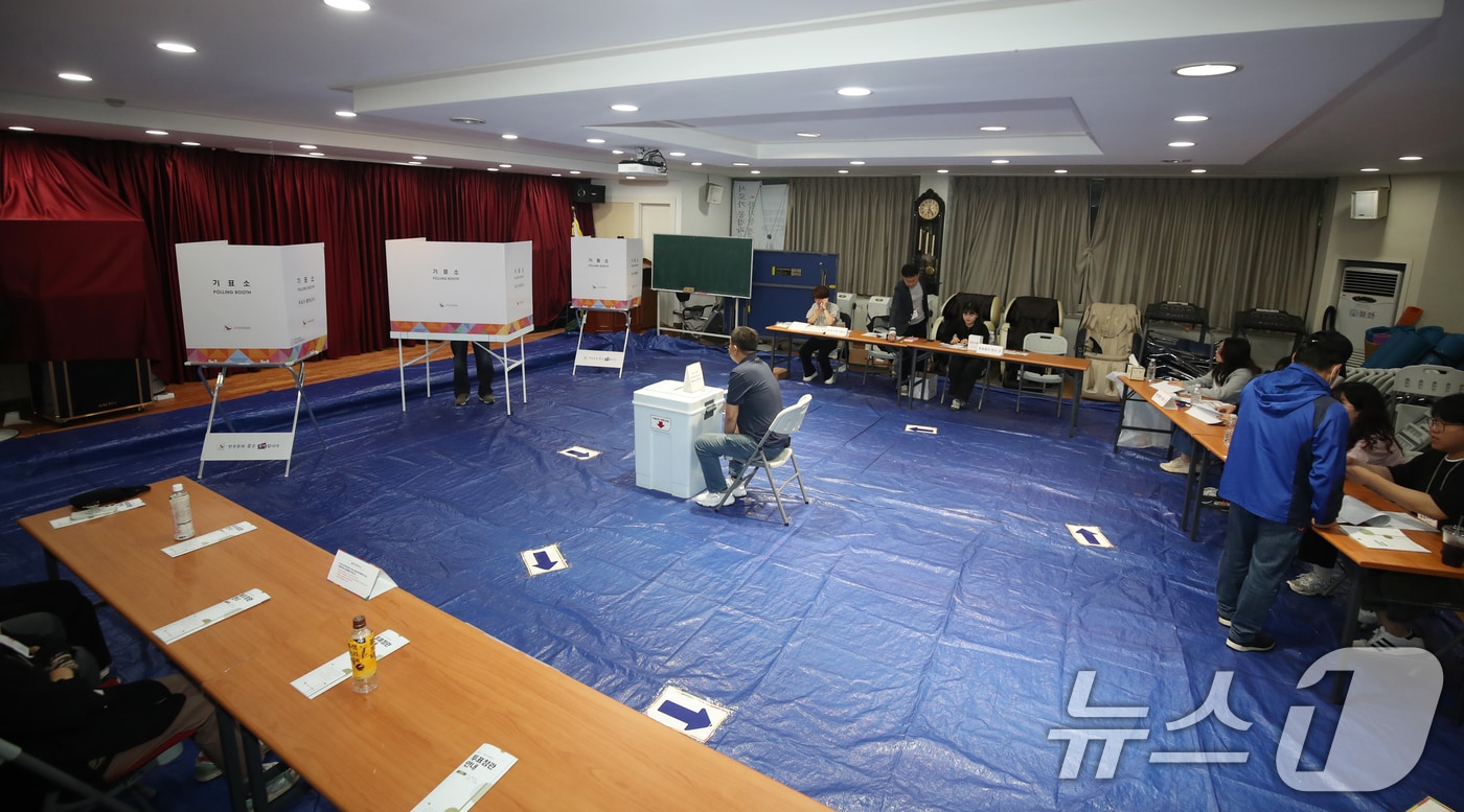 제21대 대통령 선거일인 3일 제주 용담1동 노인복지회관에 마련된 용담1동 제1투표소에서 유권자들이 투표 준비를 하고 있다. 2025.6.3/뉴스1 ⓒ News1 오현지 기자