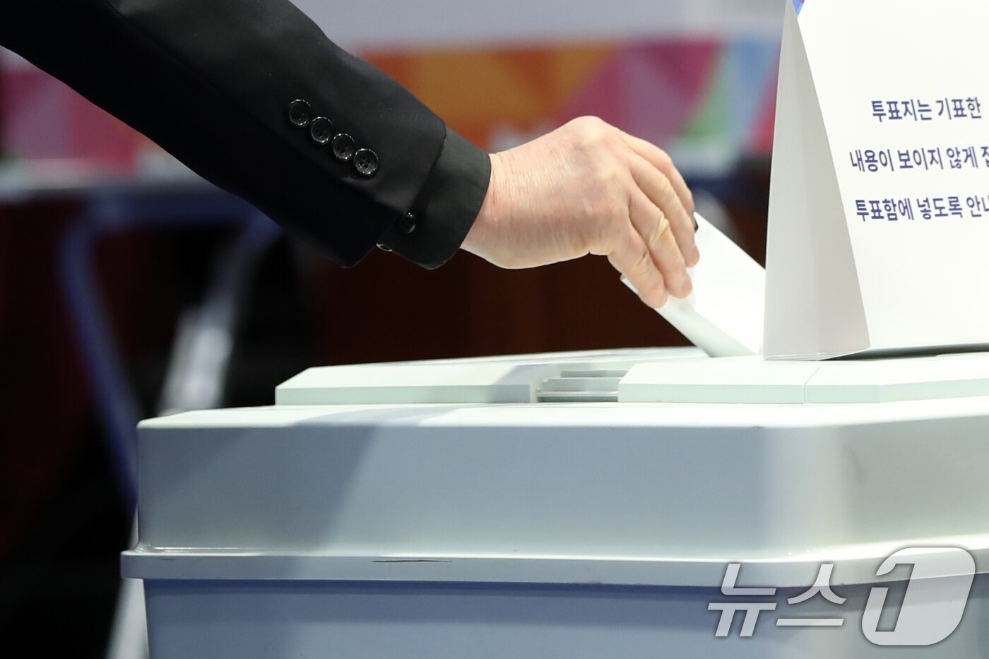 제21대 대통령 선거일인 3일 제주의 한 유권자가 투표를 하고 있다. 2025.6.3/뉴스1 ⓒ News1 오현지 기자