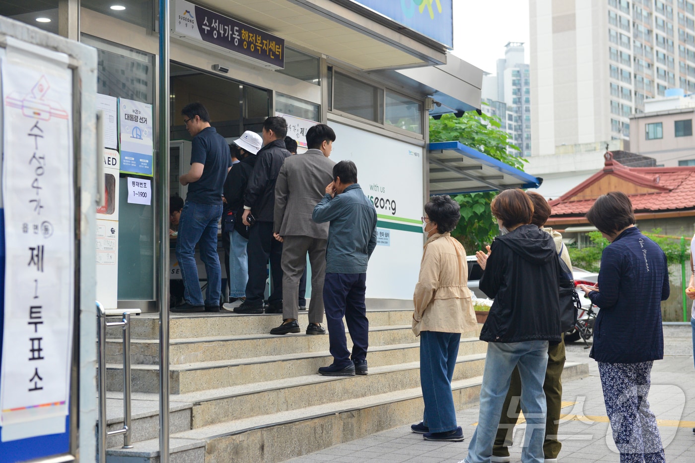 제21대 대통령 선거일인 3일 대구 수성구 수성4가동행정복지센터에 마련된 투표소에 유권자들이 줄서서 투표 시작을 기다리고 있다. 2025.6.3/뉴스1 ⓒ News1 이성덕 기자