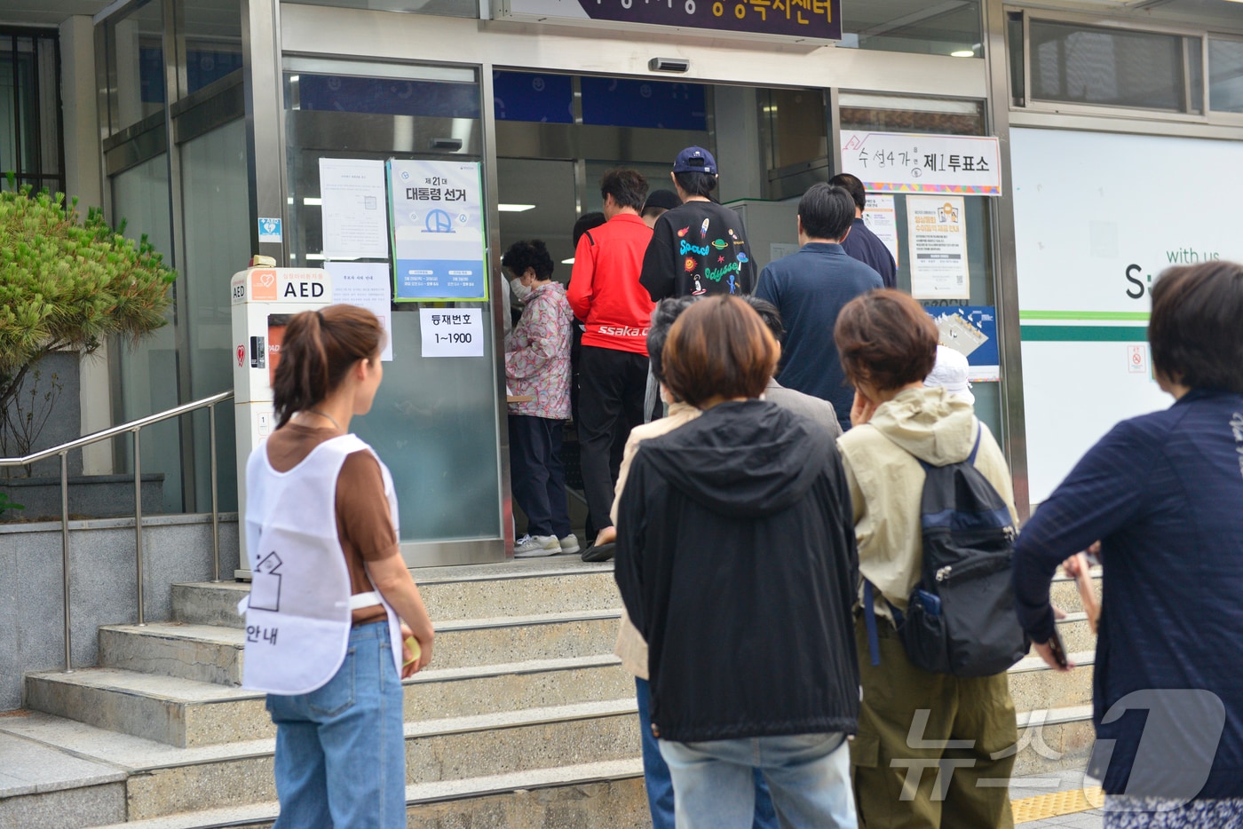 21대 대통령 선거일인 3일 대구 수성구 수성4가동행정복지센터에 마련된 투표소에서 유권자들이 줄지어 차례를 기다리고 있다. 2025.6.3/뉴스1 ⓒ News1 이성덕 기자