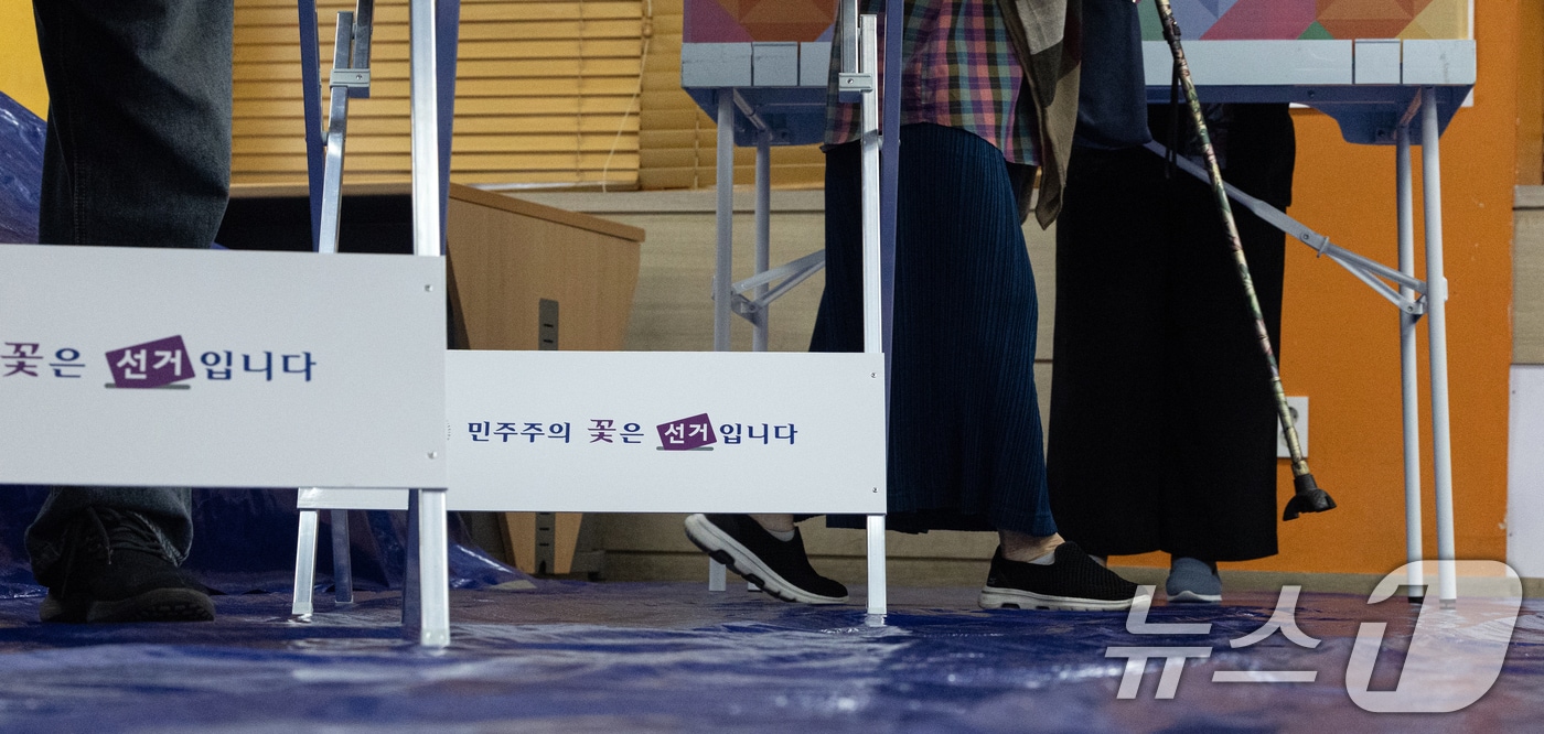 투표소를 찾은 시민들이 기표하고 있다. 2025.6.3 ⓒ 뉴스1 이승배 기자