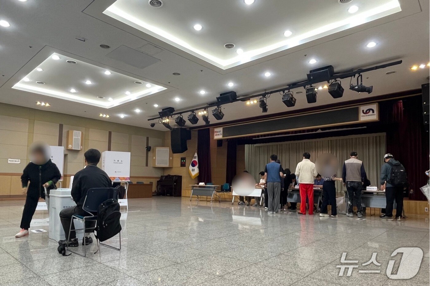 제21대 대통령선거가 치러진 3일 부산 남구청에 마련된 투표소 한쪽에는 시민들이 신분 확인을, 다른 한 쪽엔 투표를 마치고 투표소를 나서고 있다.2025.6.3/뉴스1 ⓒ News1 장광일 기자