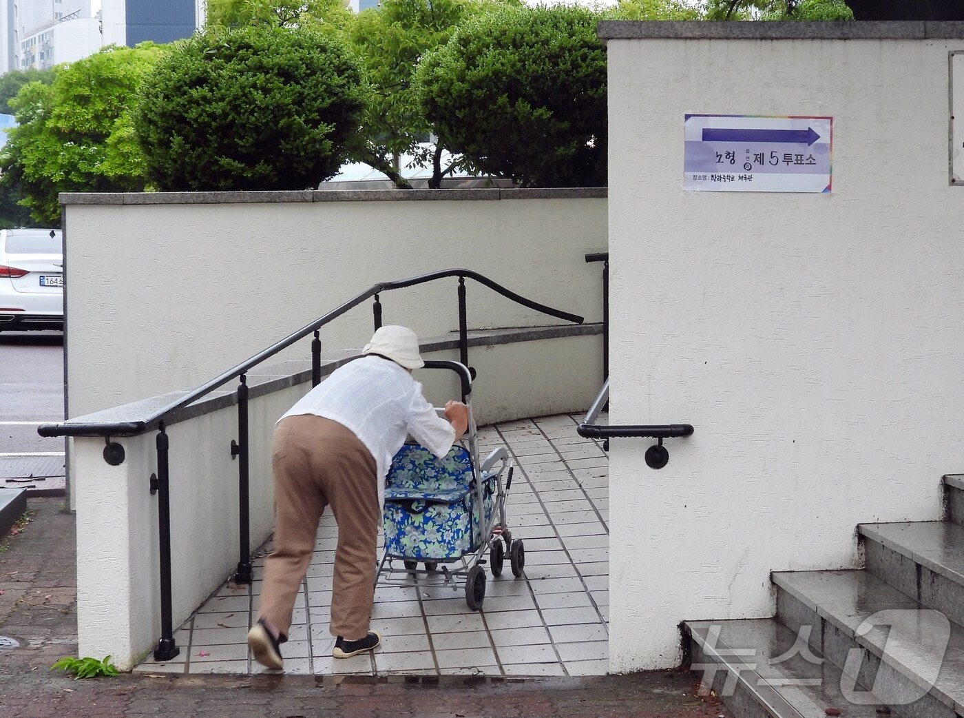3일 제주시 한라중학교에 마련된 노형동 제5투표소에서 고령의 유권자가 보행기를 끌고 투표를 하러 가고 있다. 2025.6.3/뉴스1 ⓒ News1 홍수영 기자