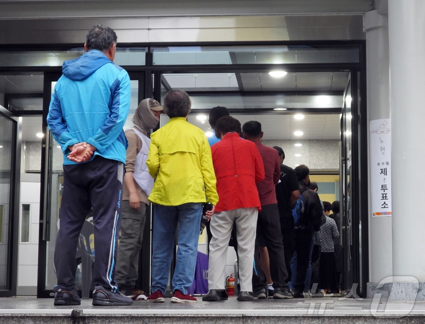 3일 제주시 한라중학교에 마련된 노형동 제5투표소에 유권자들이 투표를 위해 줄을 서고 있다. 2025.6.3/뉴스1 ⓒ News1 홍수영 기자