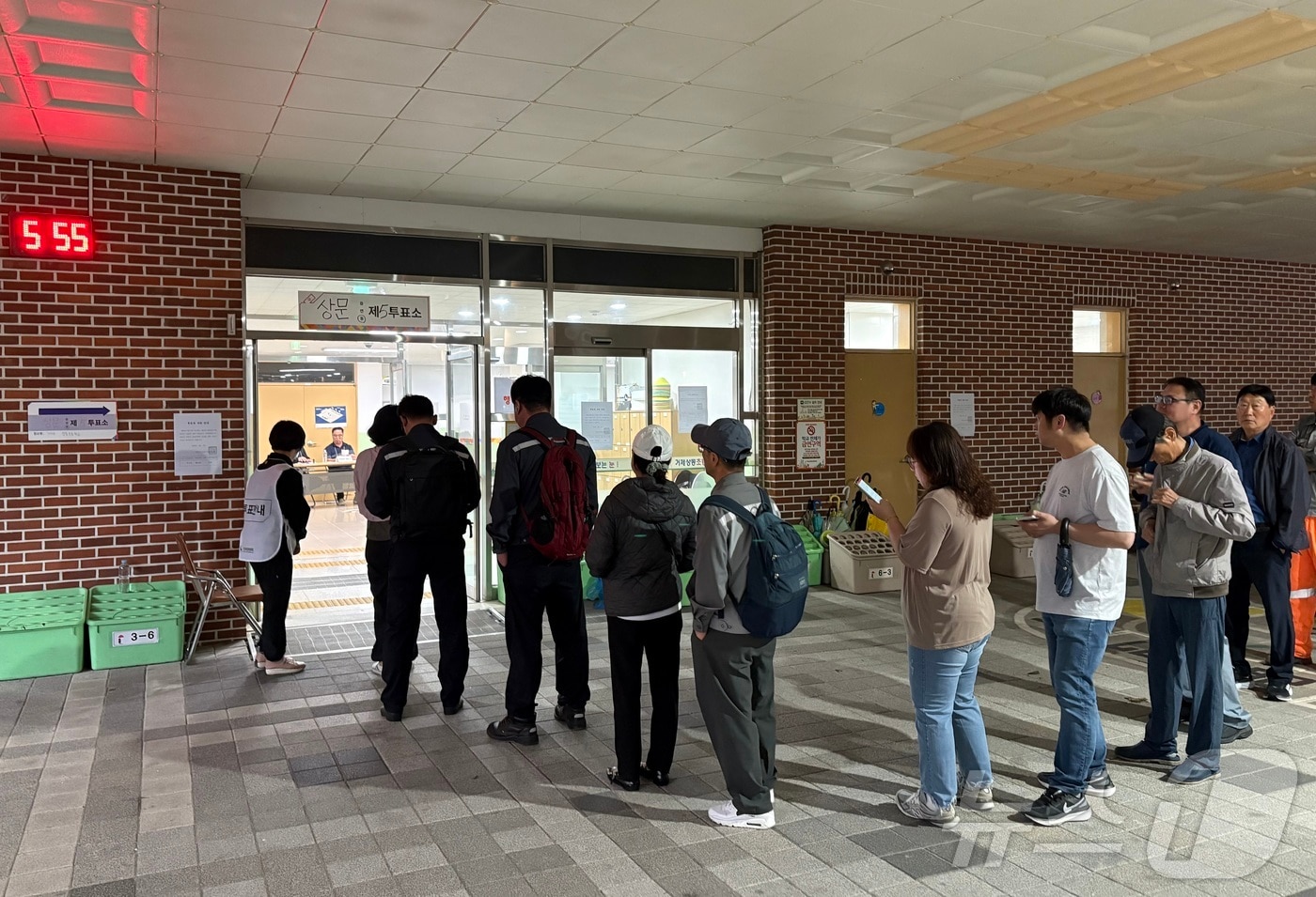 3일 경남 거제 상동초(상문동제5투표소) 앞에서 제21대 대통령선거 본투표 개시를 기다리는 유권자들.2025.06.03/뉴스1 강미영기자 ⓒ News1 강미영 기자