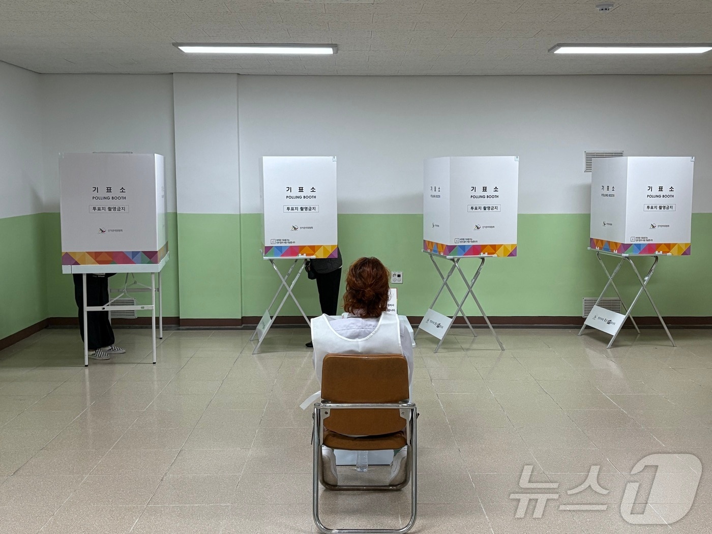 3일 경남 거제 상동초(상문동제5투표소)에서 유권자들이 제21대 대통령선거 투표를 하고 있다. 2025.06.03/뉴스1 ⓒ News1 강미영 기자