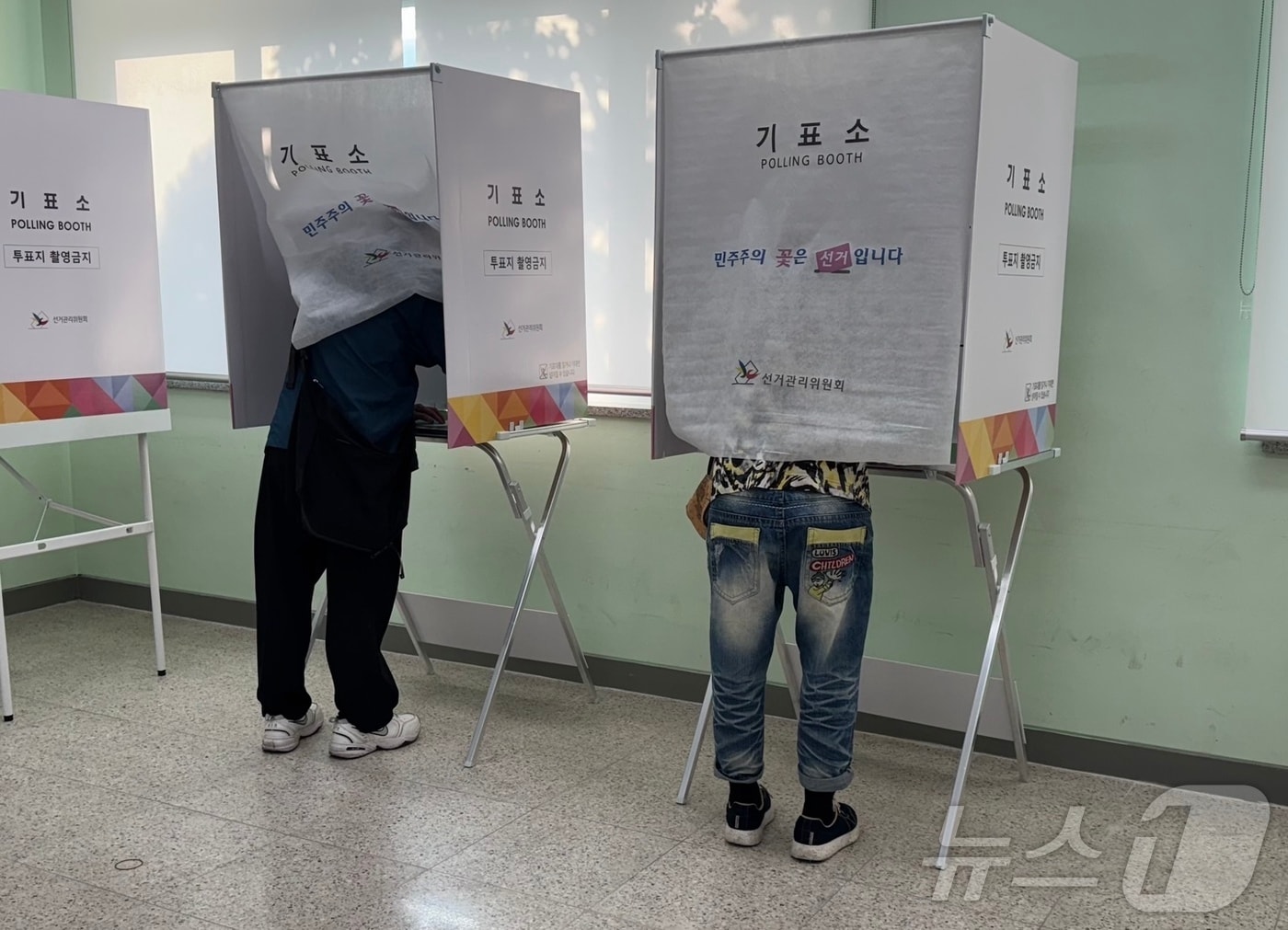 3일 오전 7시쯤 인천시 남동구 만수1 제3투표소 문일여자고등학교 1층 학생회실에 마련된 투표소에서 유권자들이 투표를 하고 있다.2025.6.3/뉴스1 ⓒ News1 박소영 기자