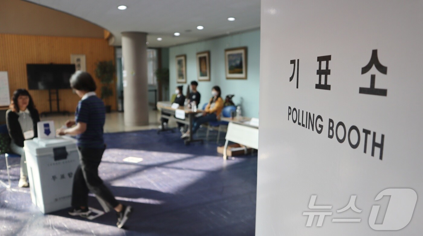 21대 대통령 선거일인 3일 오전 충북 청주시 흥덕고등학교에 마련된 투표소에서 시민들이 소중한 한 표를 행사하고 있다. 2025.6.3/뉴스1 ⓒ News1 박건영 기자