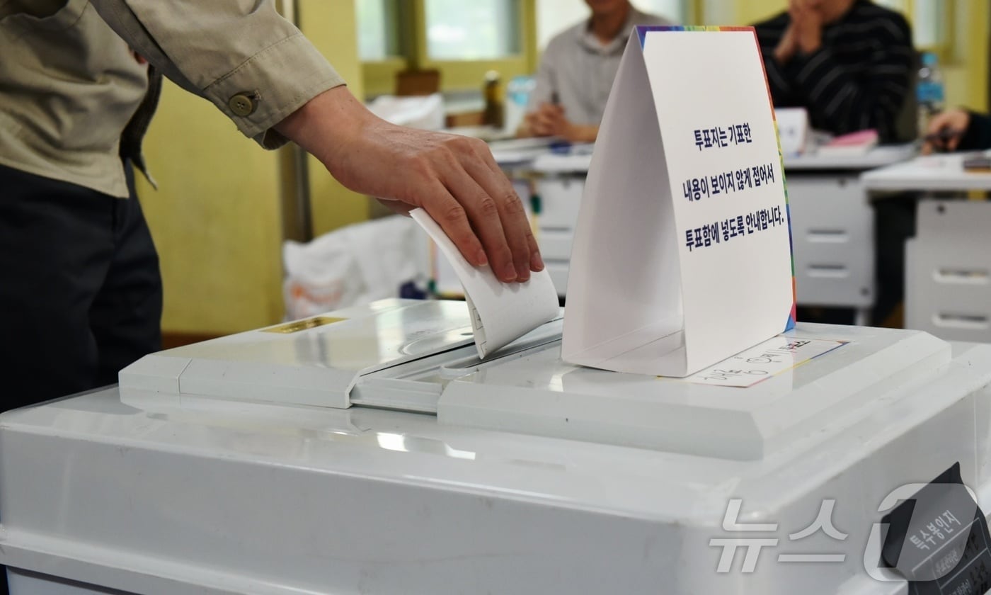 제21대 대통령 선거 당일인 3일 오전 전남 순천시 해룡면 제11투표소(순천 승평중학교)에서 유권자가 투표용지를 투표함에 넣고 있다.2025.6.3/뉴스1 ⓒ News1 김동수 기자