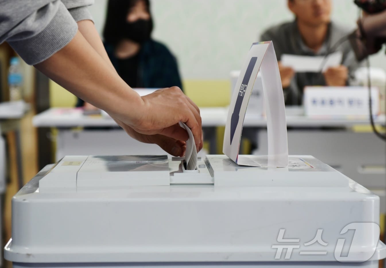 제21대 대통령 선거 당일인 3일 오전 전남 순천시 해룡면 제11투표소(순천 승평중학교)에서 유권자가 투표용지를 투표함에 넣고 있다.2025.6.3/뉴스1 ⓒ News1 김동수 기자