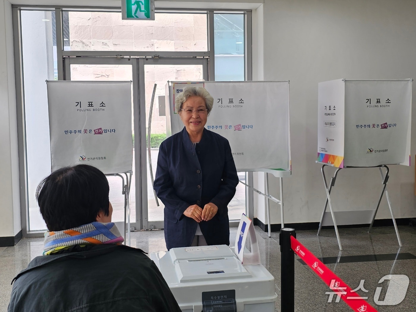 권양숙 여사가 3일 오전 김해시 진영읍 한빛도서관에 마련된 투표소를 찾아 투표했다. ⓒ 뉴스1 박민석 기자