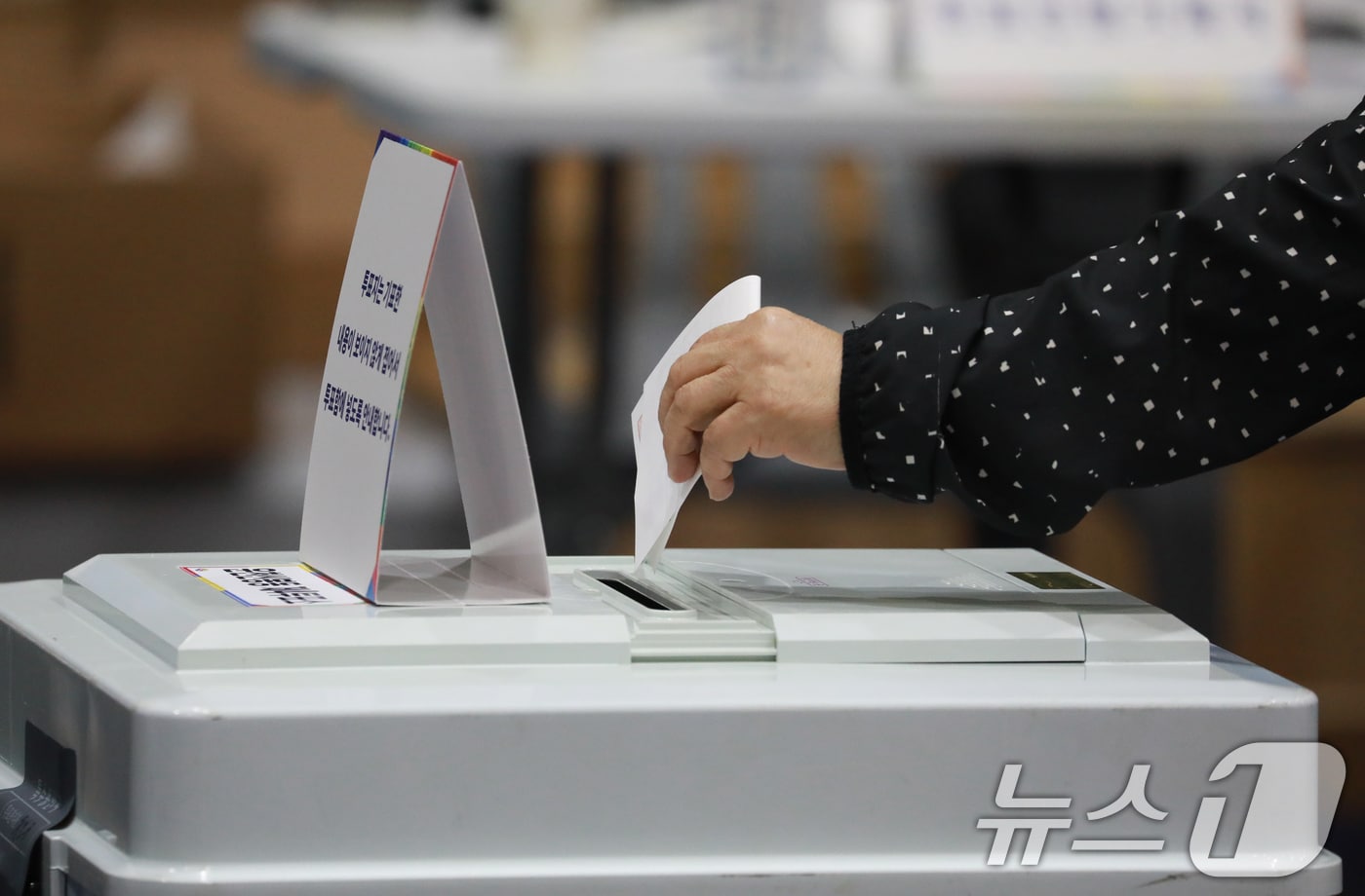 1대 대통령 선거일인 3일 오전 충북 청주시 흥덕구 대성중학교에 마련된 투표소에서 시민들이 소중한 한 표를 행사하고 있다. 2025.6.3/뉴스1 ⓒ News1 김용빈 기자