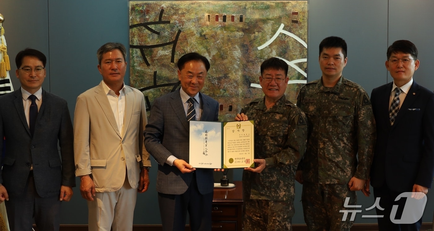 육본 '학사운영평가' 최우수 대학을 수상한 구미대 관계자들이 육군참모총장 감사장을 들고 있다.