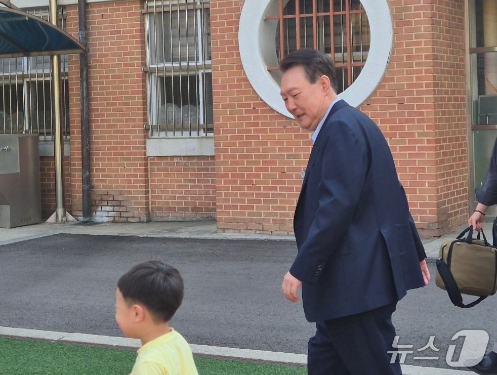 윤석열 전 대통령이 3일 제21대 대통령 선거에 투표하기 위해 서울 서초구 원명초등학교 투표소를 찾았다. / 뉴스1 남해인 기자