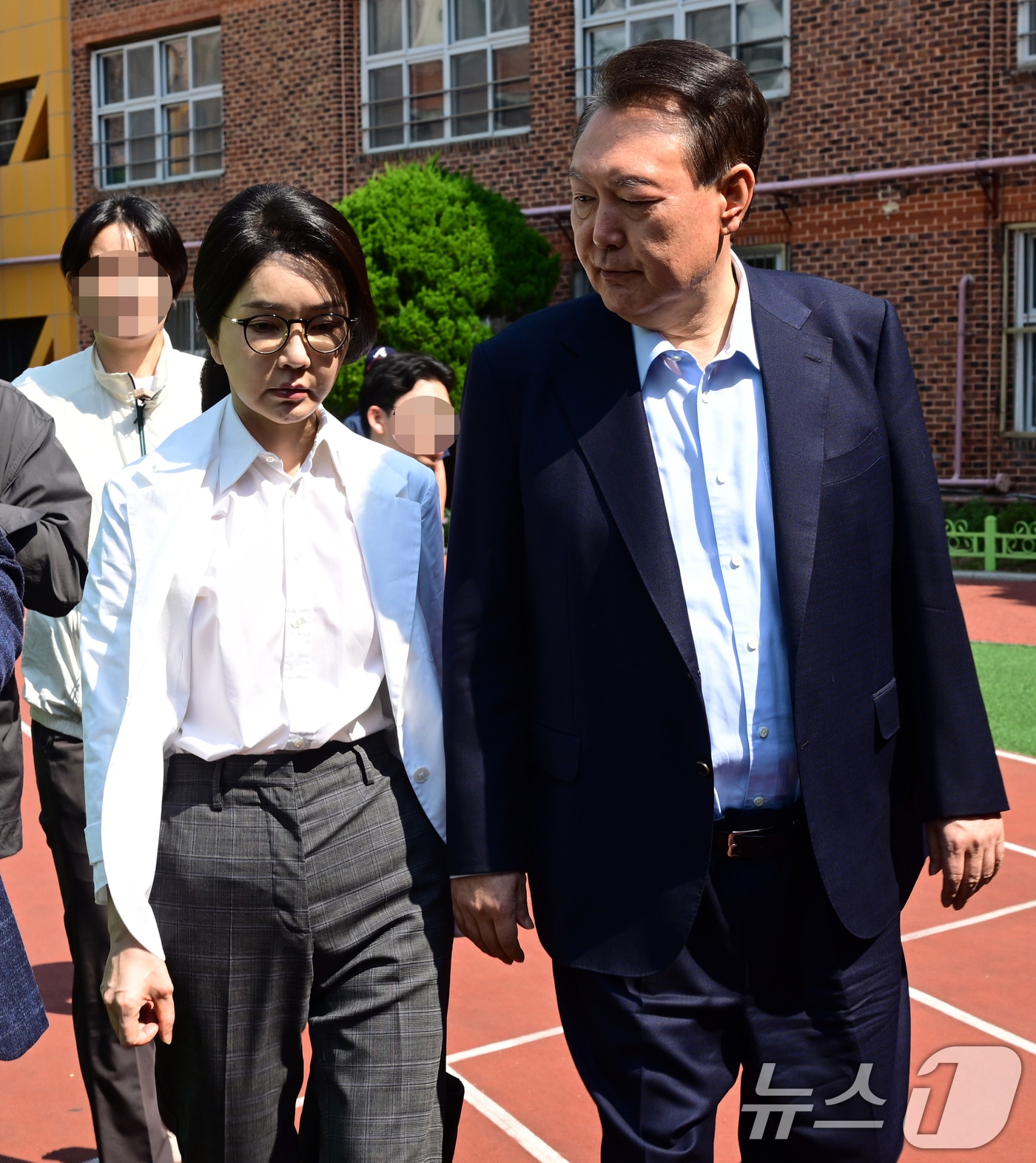 윤석열 전 대통령과 김건희 여사가 제21대 대통령선거 투표일인 지난 6월 3일 오전 서울 서초구 서초동 원명초등학교에 마련된 서초4동투표소에서 투표를 마친 뒤 투표소를 나서고 있다. (공동취재) 2025.6.3/뉴스1 ⓒ News1 김명섭 기자