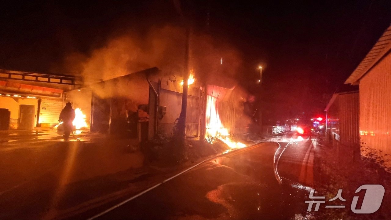 3일 오전 1시 36분쯤 충북 영동군 상촌면의 한 버섯배지 창고에서 불이 나 1시간 30분여 만에 진화됐다. (영동소방서 제공. 재판매 및 DB금지) /뉴스1