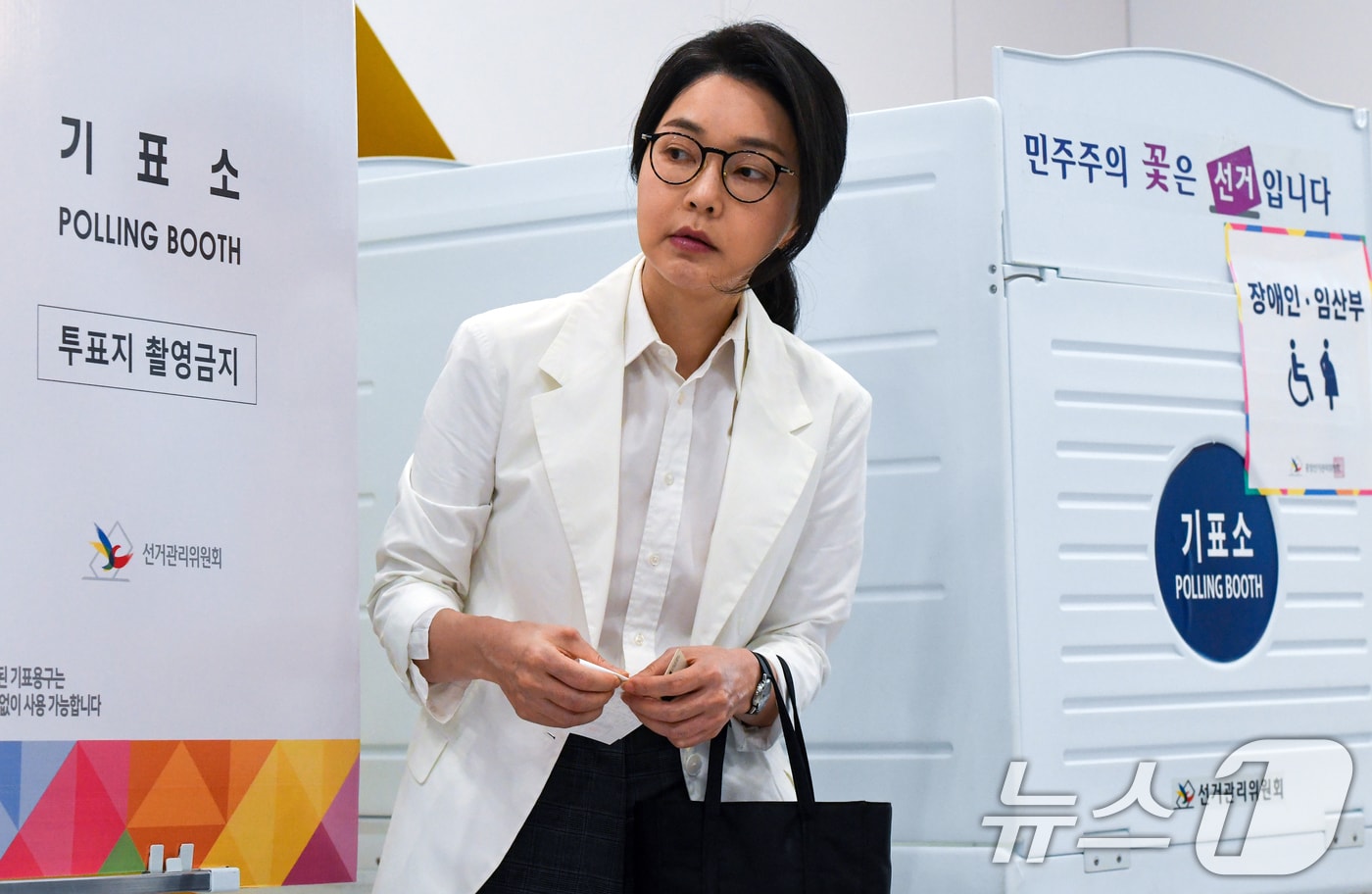 윤석열 전 대통령의 부인 김건희 여사가 3일 서울 서초구 원명초등학교에 마련된 서초구 제3투표소에서 한 표를 행사하고 있다. (공동취재) 2025.6.3/뉴스1 ⓒ News1 김명섭 기자
