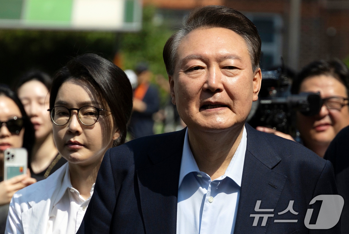 윤석열 전 대통령과 김건희 여사가 제21대 대통령 선거일인 3일 오전 서울 서초구 원명초등학교에 마련된 서초4동 제3투표소에서 투표를 마치고 차량으로 이동하고 있다. (공동취재) 2025.6.3/뉴스1 ⓒ News1 김명섭 기자