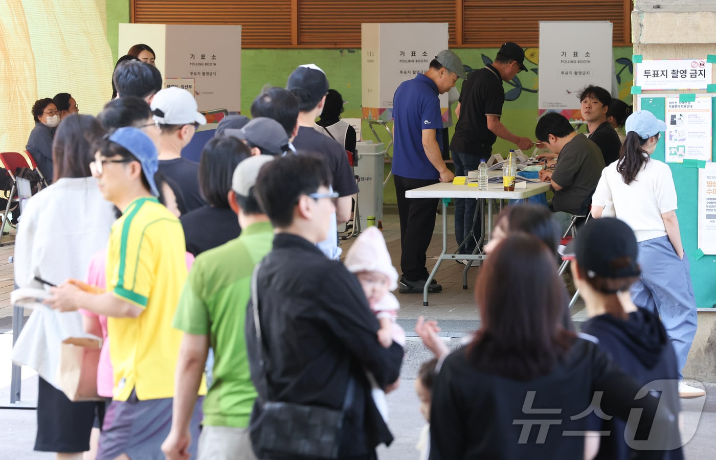 투표 하기 위해 줄 서 있는 유권자들.&#40;사진은 기사와 관련없음&#41;/뉴스1 DB