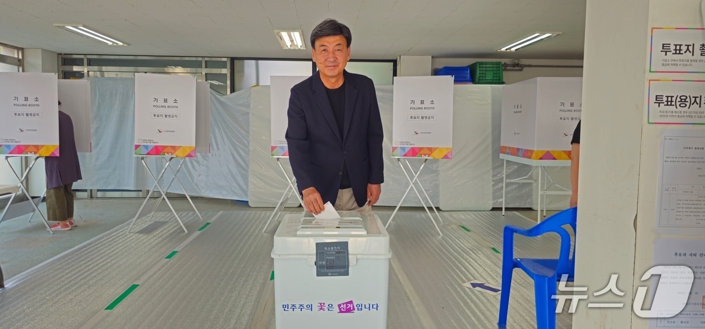 방세환 시장이 3일 오전 10시 탄벌동 제5투표소에서 제21대 대통령선거 투표를 하고 있다.(광주시 제공)