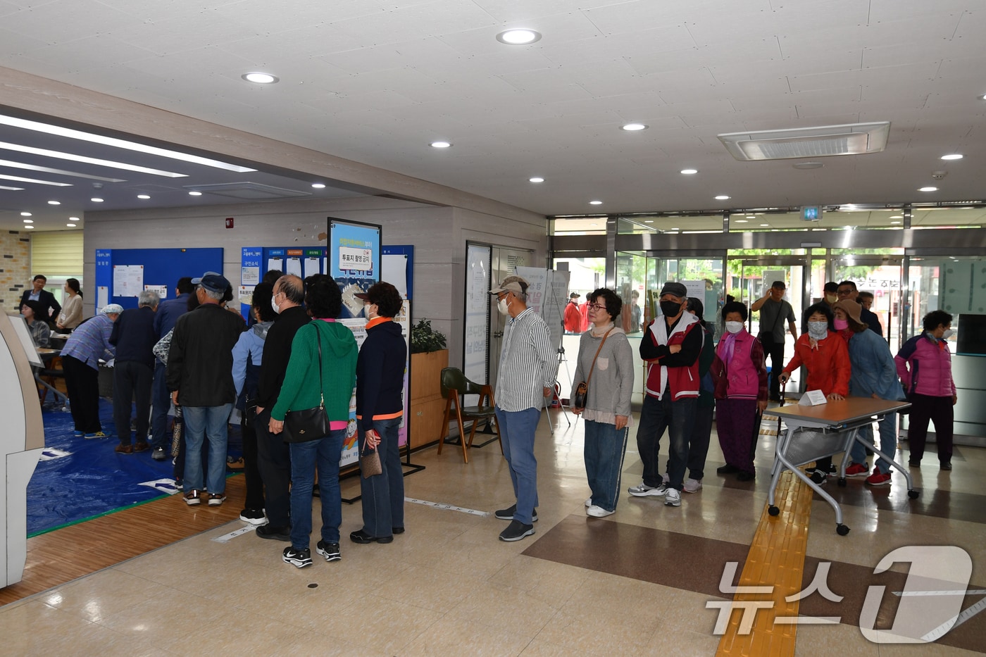 제21대 대통령 선거일인 3일 유권자들이 경북 포항시 죽도동 포항고용복지센터에 마련된 투표소에서 줄을 서서 기다리고 있다. 2025.6.3/뉴스1 ⓒ News1 최창호 기자