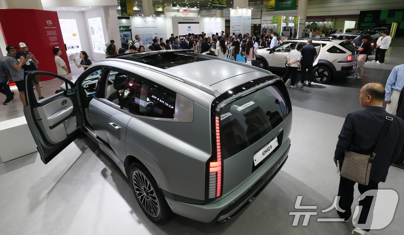 3일 오전 서울 강남구 코엑스에서 열린 'EV트렌드코리아 2025'에서 방문객들이 현대자동차의 전동화 플래그십 SUV '아이오닉 9'을 살펴보고 있다. . 2025.6.3/뉴스1 ⓒ News1 오대일 기자