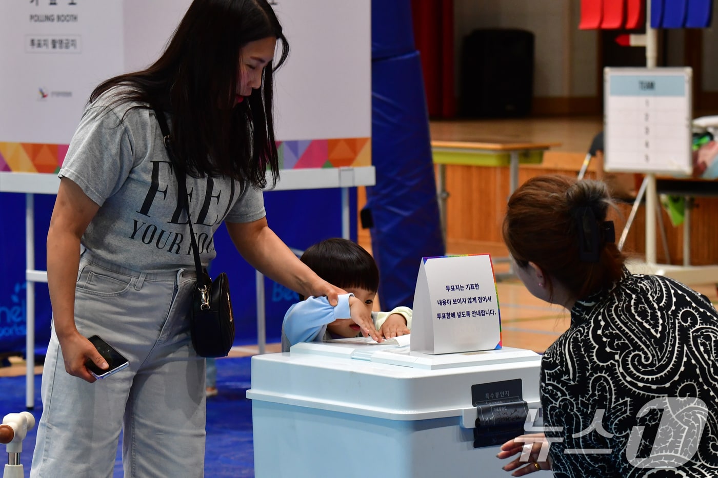 제21대 대통령 선거일인 3일 경북 포항시 남구 오천읍 문덕초등학교에 마련된 투표소에서 어린이가 엄마의 투표용지를 기표함에 넣고 있다. 2025.6.3/뉴스1 ⓒ News1 최창호 기자