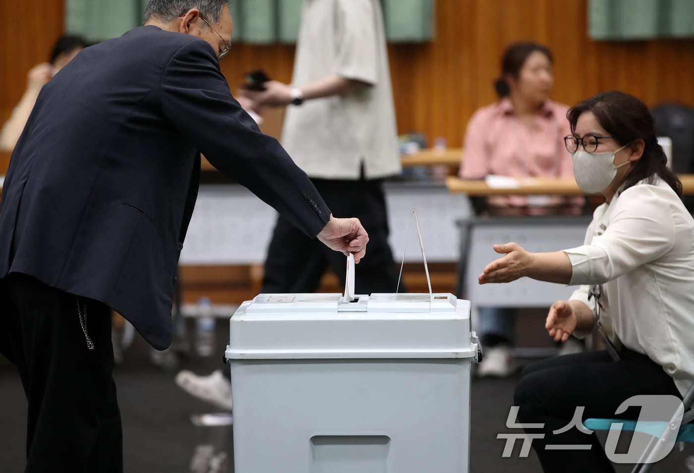 제21대 대통령 선거일인 3일 부산 동래구 내성초등학교 참빛관체육관에 마련된 복산동 제2투표소 앞에서 유권자들이 투표를 하고 있다. 2025.6.3/뉴스1 ⓒ News1 윤일지 기자