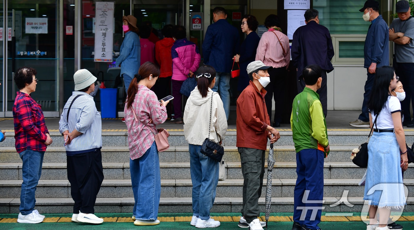 제21대 대통령 선거일인 3일 유권자들이 경북 포항시 죽도동 포항고용복지센터에 마련된 투표소에서 줄을 서서 기다리고 있다. 2025.6.3/뉴스1 ⓒ News1 최창호 기자