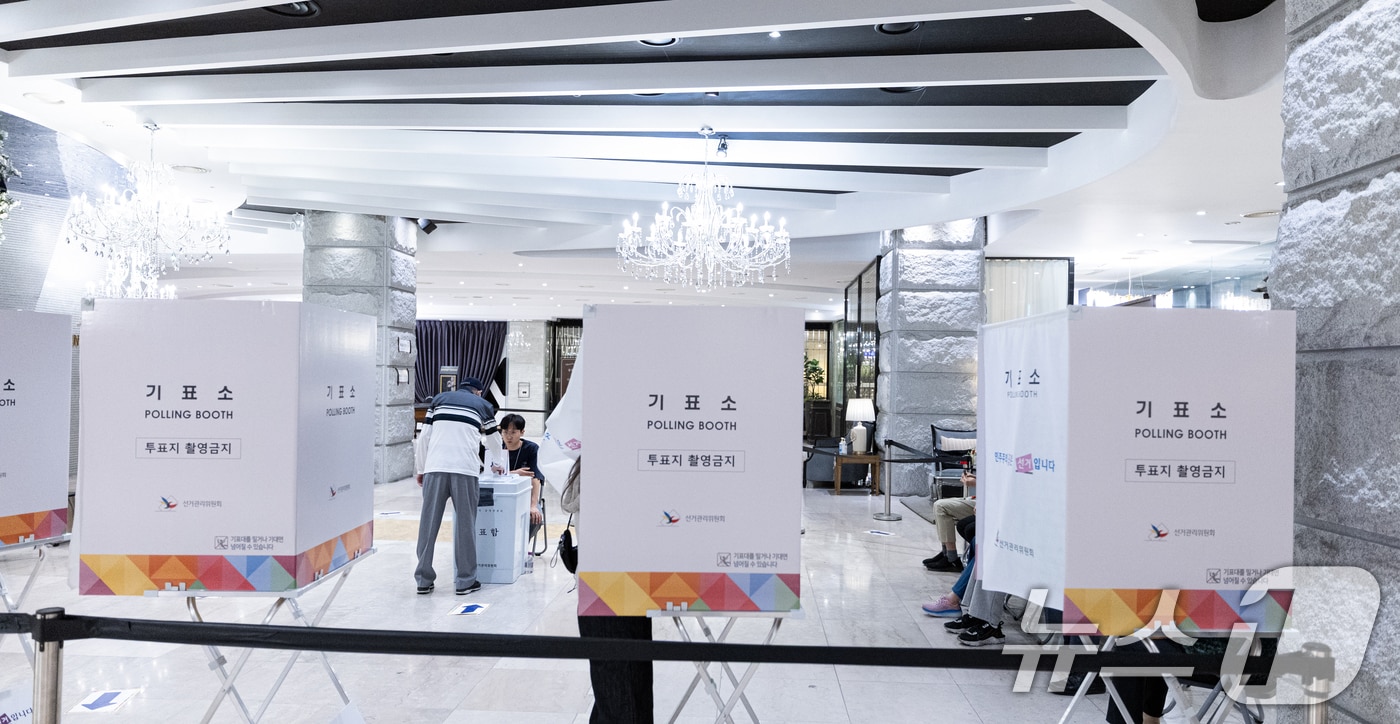 제21대 대통령 선거일인 3일 서울 구로구의 한 웨딩홀에 마련된 구로5동 제1투표소에서 유권자들이 투표하고 있다. 2025.6.3/뉴스1 ⓒ News1 이승배 기자