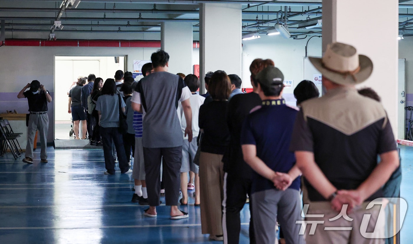 제21대 대통령 선거일인 3일 서울 서대문구에 위치한 한 아파트에 마련된 남가좌제2동 제5투표소를 찾은 유권자들이 투표를 하기 위해 줄 지어 있다. 2025.6.3/뉴스1 ⓒ News1 김성진 기자
