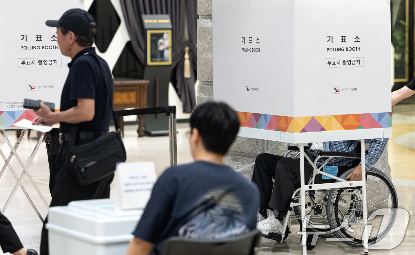 제21대 대통령 선거일인 3일 서울 구로구의 한 웨딩홀에 마련된 구로5동 제1투표소에서 유권자들이 투표하고 있다. 2025.6.3/뉴스1 ⓒ News1 이승배 기자