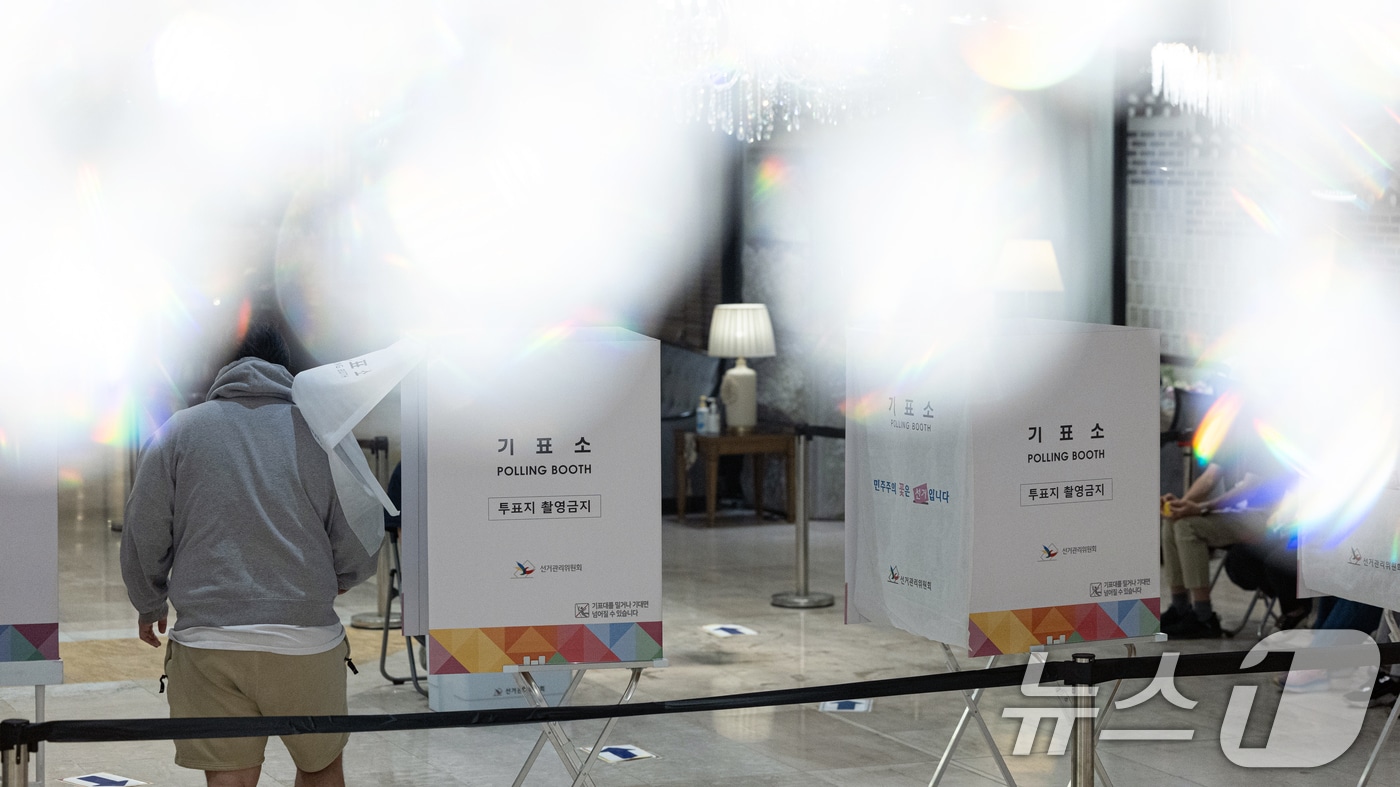 제21대 대통령 선거일인 3일 서울 구로구의 한 웨딩홀에 마련된 구로5동 제1투표소에서 유권자들이 투표하고 있다. 2025.6.3/뉴스1 ⓒ News1 이승배 기자